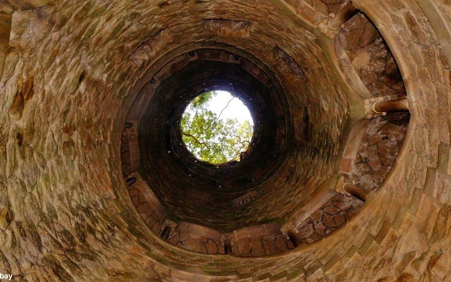 Kobieta wpadła do siedmiometrowej studni