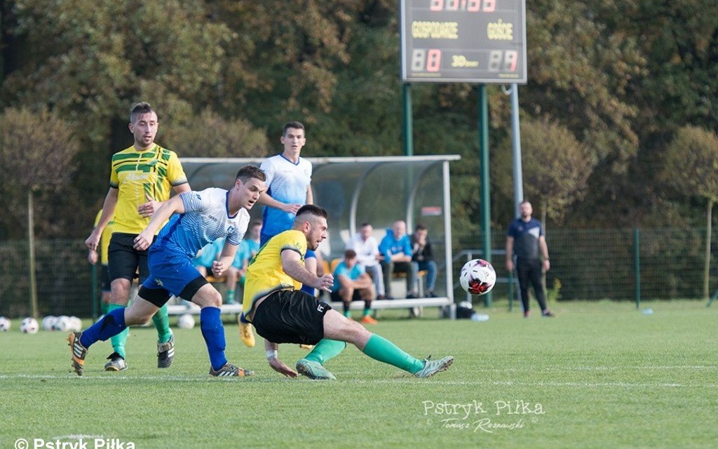 Brzezina wygrała. Pierwszy gol Piotra Dąby – FOTO