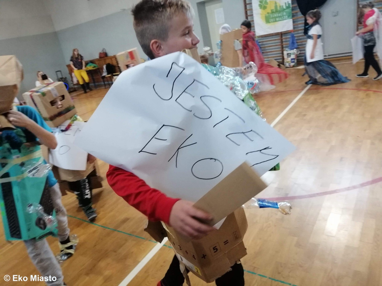 Tekturowo-butelkowy eko pokaz mody – FOTO