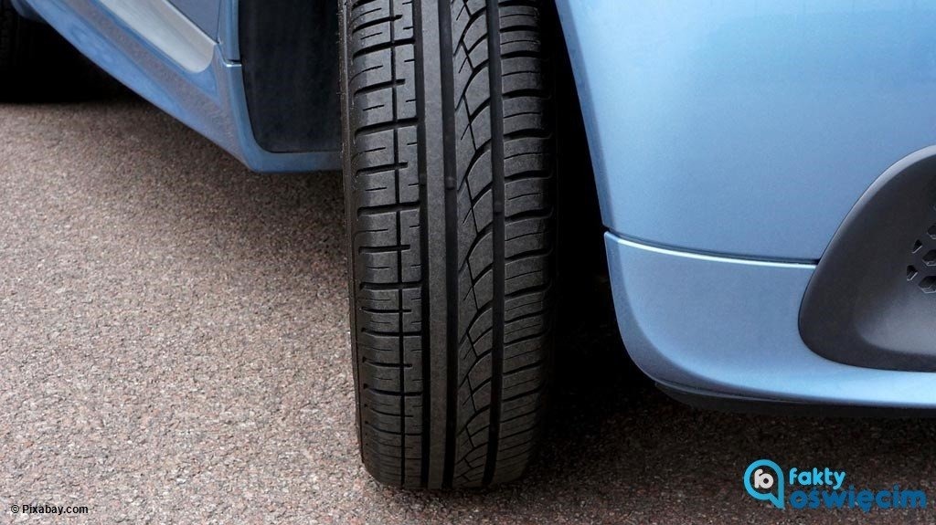 Nocna zmiana koła z promilami w tle