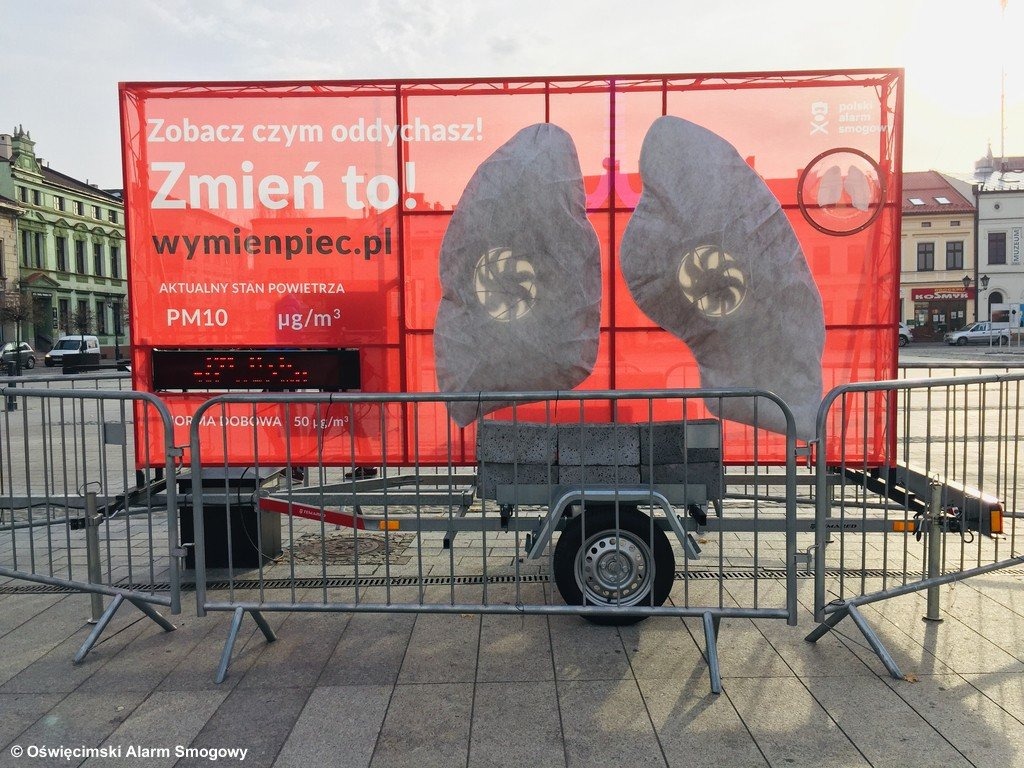 Tak wyglądają płuca po tygodniu na rynku w Oświęcimiu – FILM