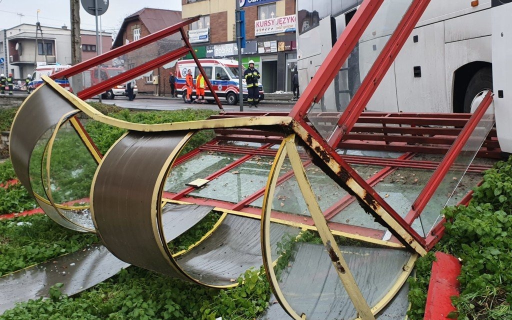 Ruszyli na ratunek, inni nie wyhamowali – FILM, FOTO