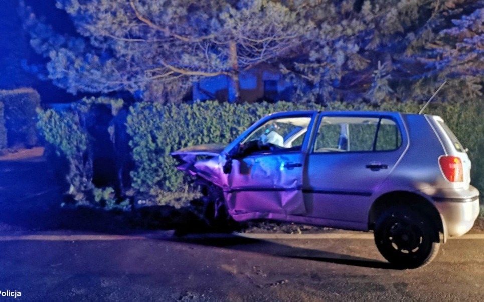 Nie dostosowała prędkości i wywróciła auto na bok – FOTO