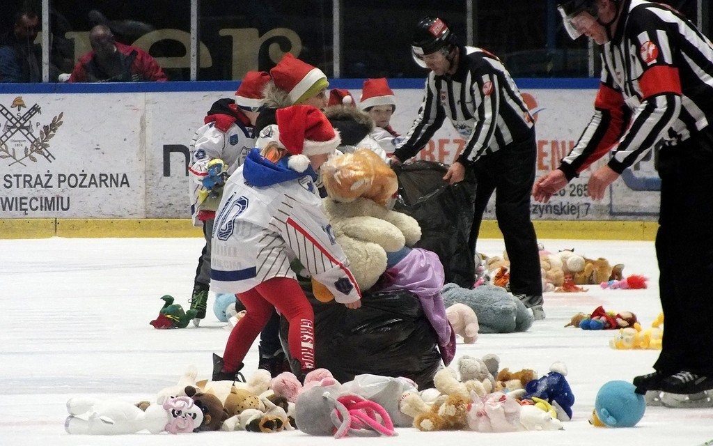 Rekordowa liczba pluszaków podczas Teddy Bear Toss – FOTO