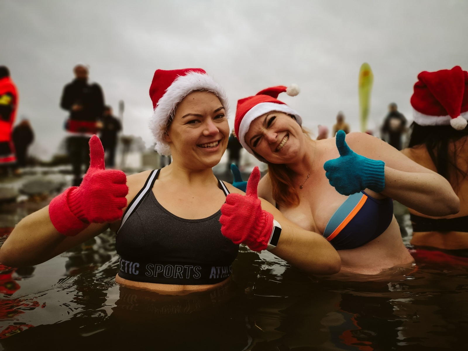 Mikołaje wskoczyły do wody – FOTO