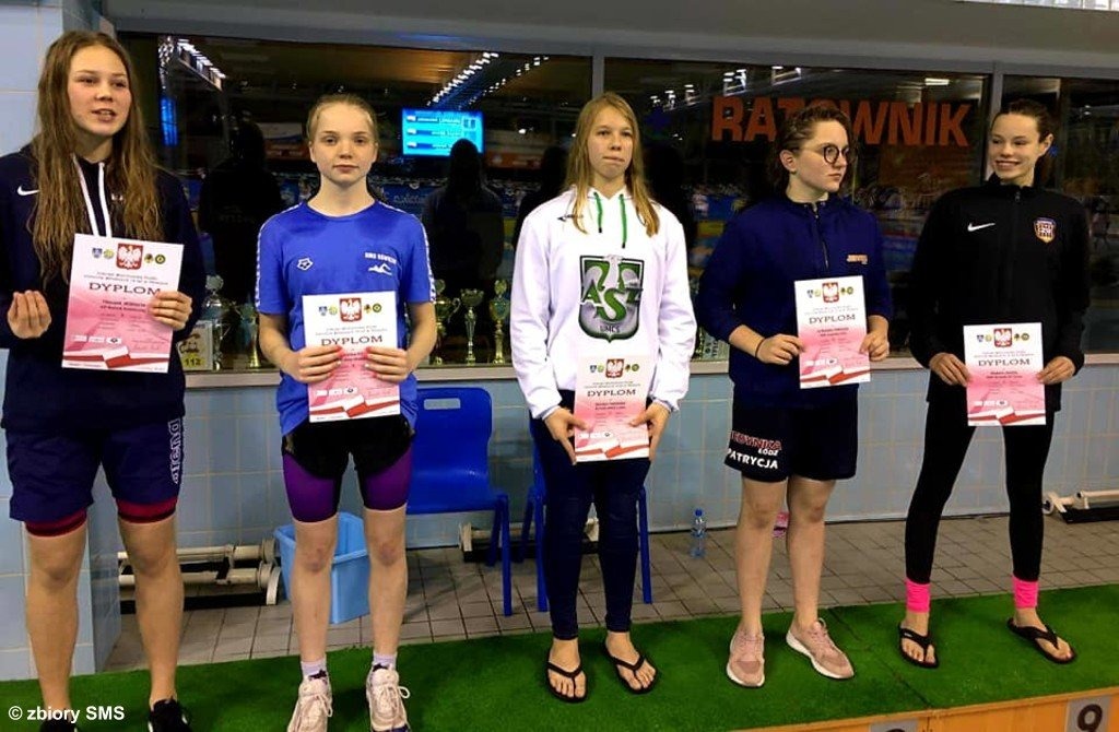 Pływacy z SMS Oświęcim błysnęli w Ostrowcu Świętokrzyskim – FOTO