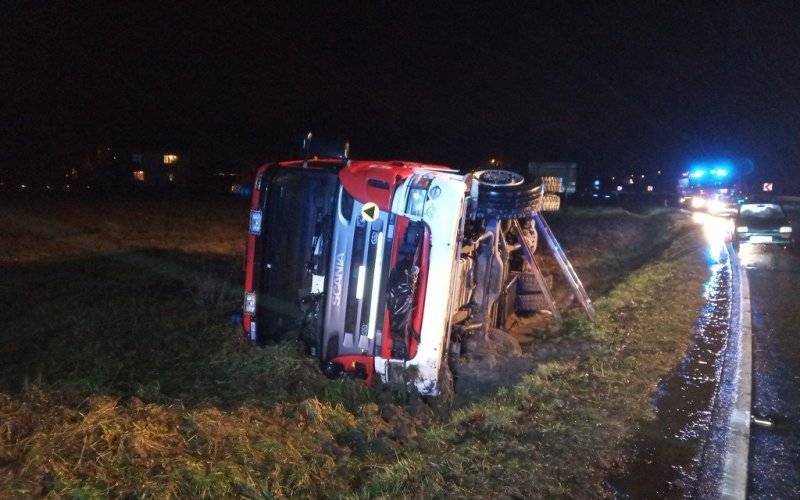 Jechali na ratunek, o mało nie stracili życia – FOTO