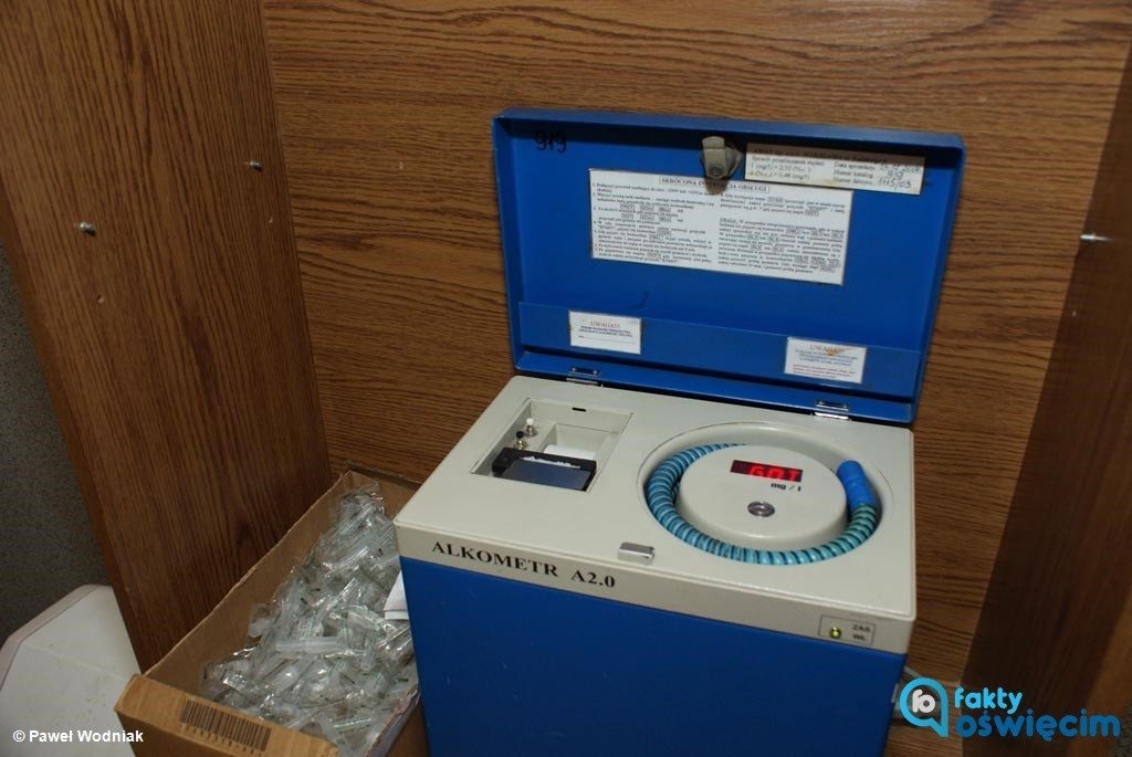 Pijany kierowca zakończył podróż na płocie