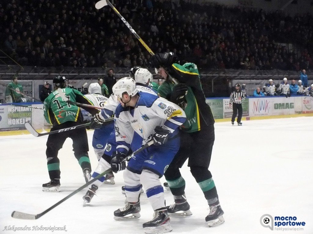 Po wyrównanym meczu trzy punkty pojechały do Oświęcimia