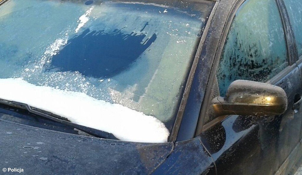  Tafla lodu spadła na chryslera