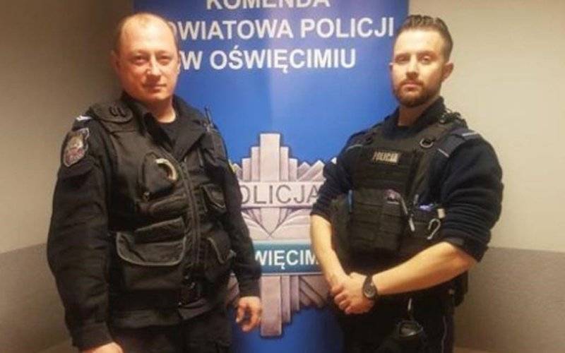 Policjanci wynieśli mężczyznę z zadymionego mieszkania