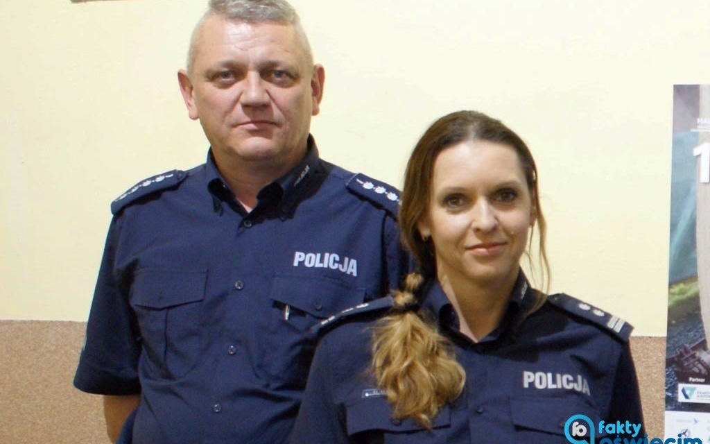 Policjant na rękach wyniósł seniorkę z zadymionego domu