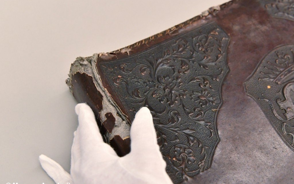 Album oprawiony w ludzką skórę trafił do Miejsca Pamięci Auschwitz – FOTO