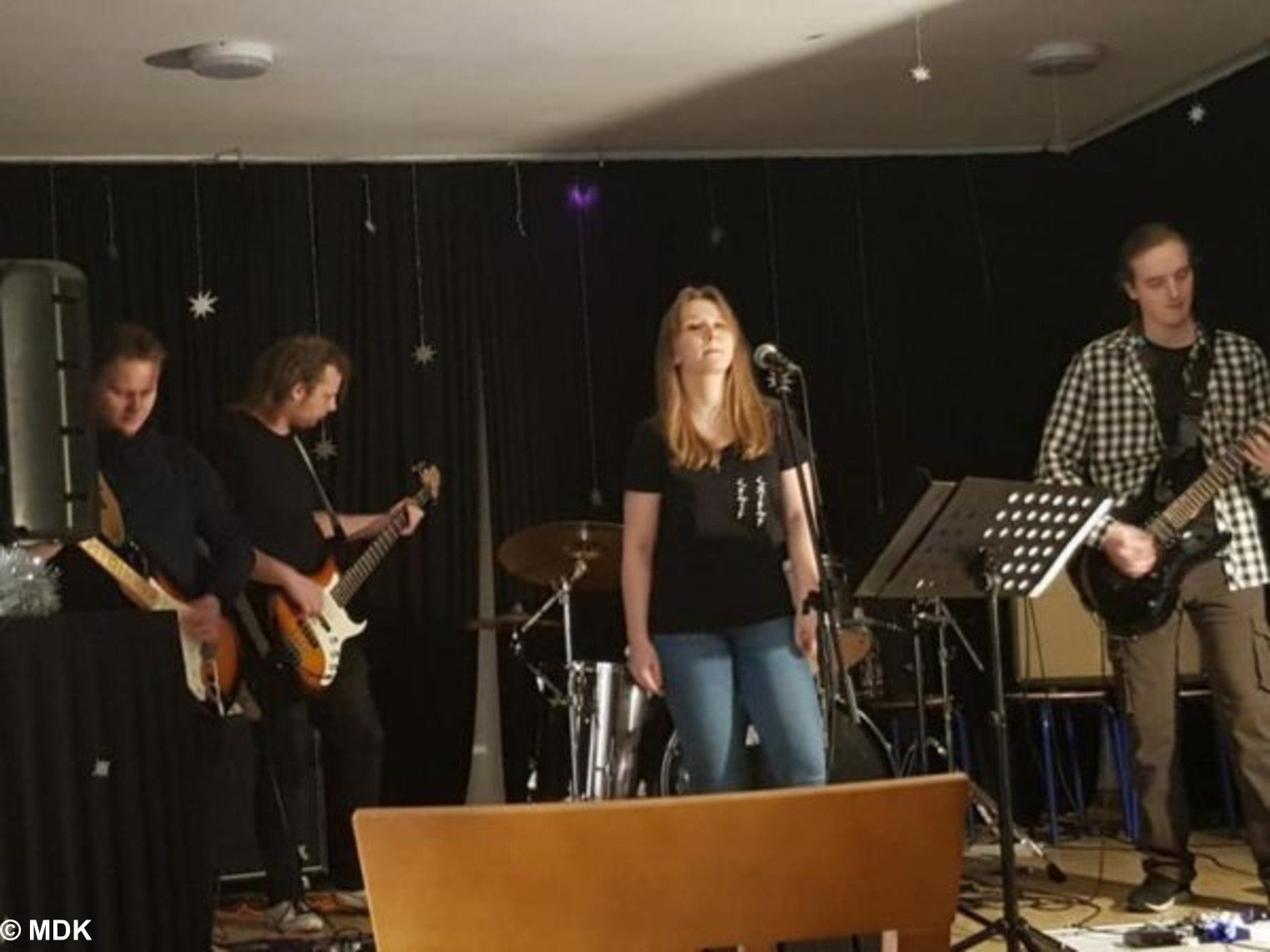 Zespół WALK na scenie Młodzieżowej Piwnicy Artystycznej – FOTO