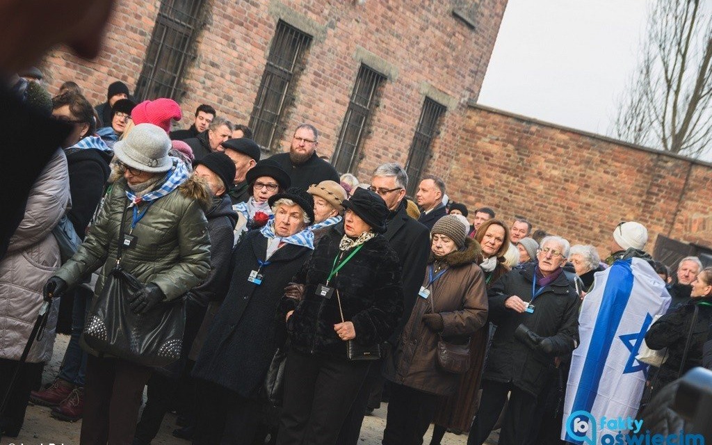 Byli więźniowie Auschwitz przed Ścianą Straceń – FILMY, FOTO