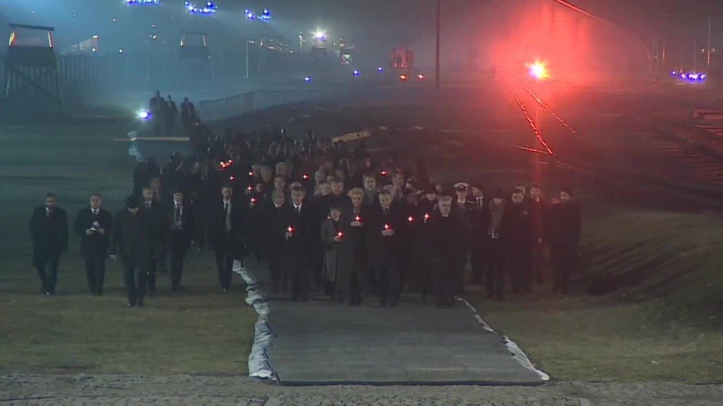 Znicze na pomniku ofiar Auschwitz-Birkenau – FILM