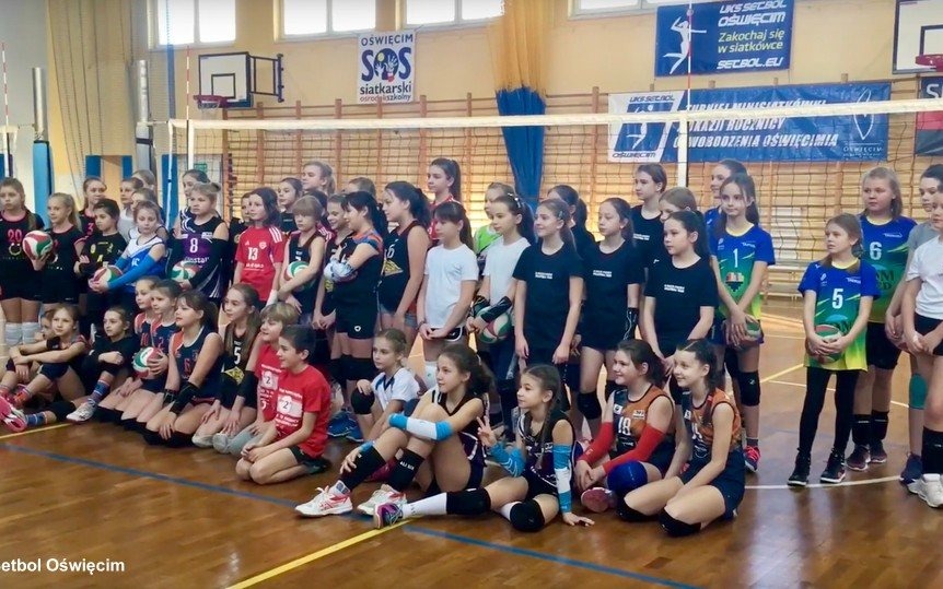 Setbolówki czwarte w 8. Turnieju Minisiatkówki – FILM