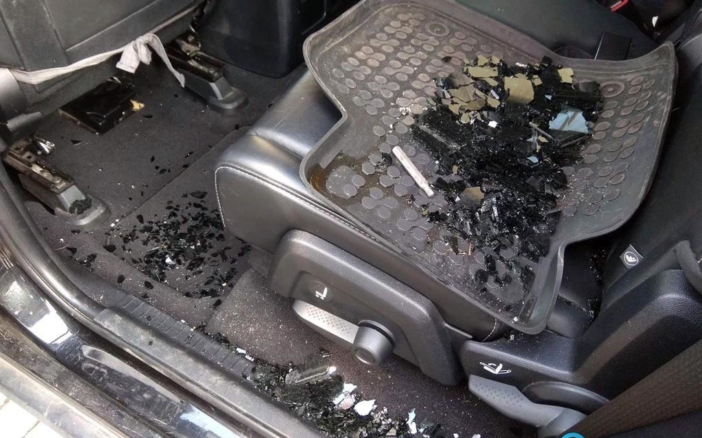 Metal przebił szybę tuż za głową kierowcy – FOTO