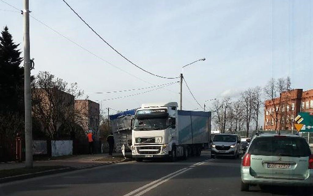 Wypięła się naczepa. Możliwe utrudnienia