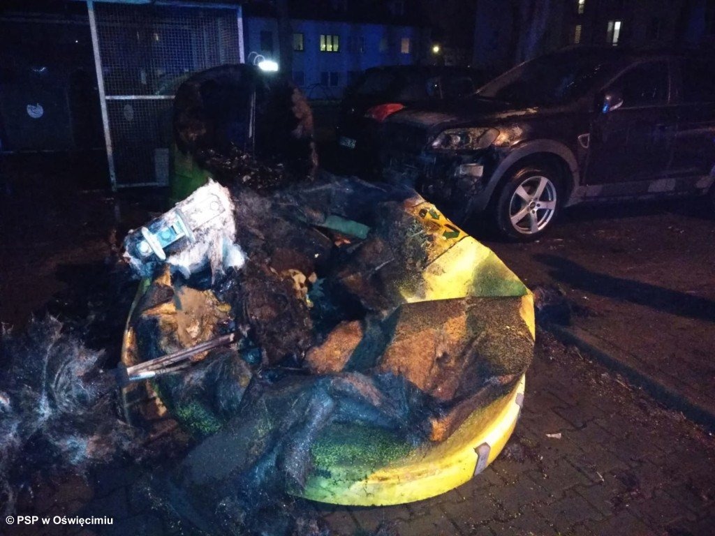 Płonął śmietnik i samochody, a z kranu leciała brudna woda – FOTO