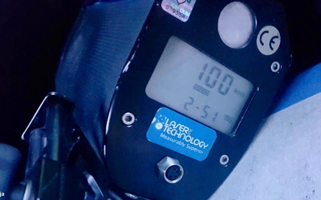 Kilometr szybciej i straciłaby prawo jazdy