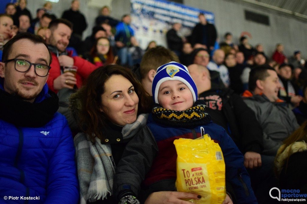 Czy kibice hokeja obejrzą mecze na żywo?