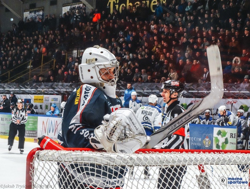 Mecze hokejowe bez publiczności