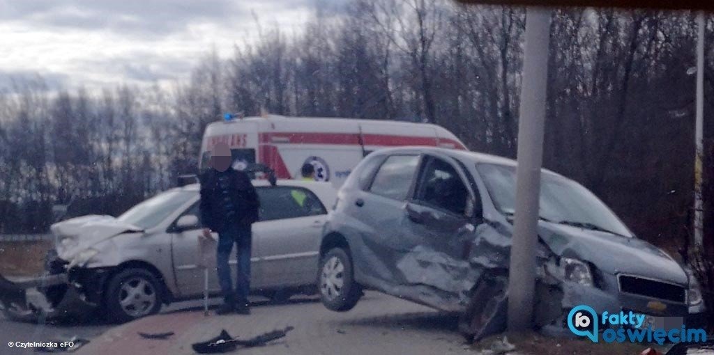 Kraksa na skrzyżowaniu z zakazem w tle – FOTO