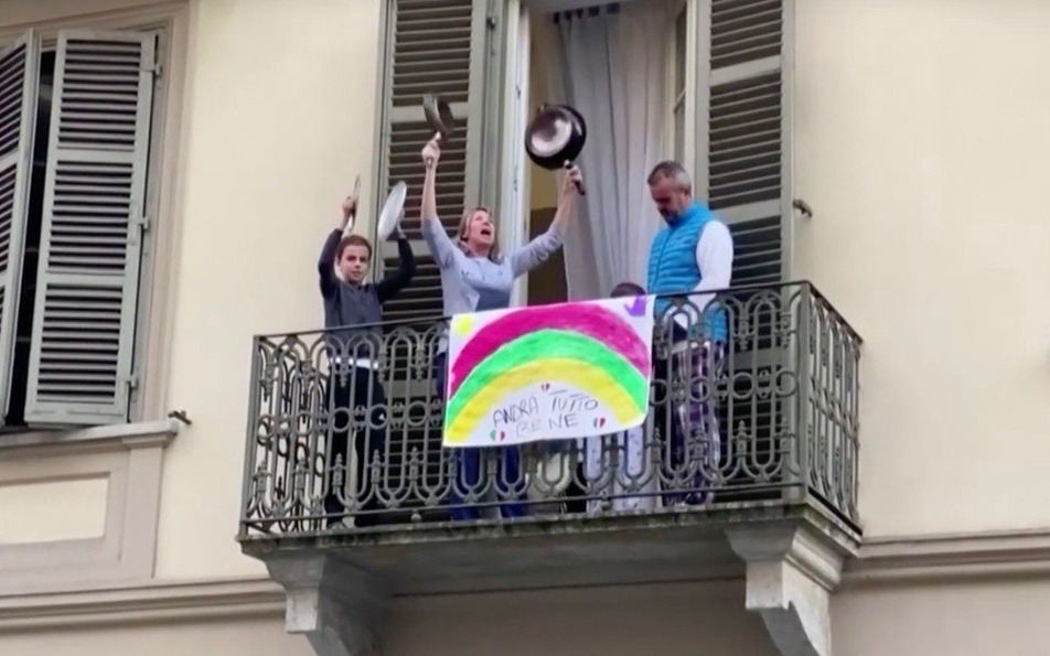 Dziś o 17 brawa dla pierwszej linii frontu walki z wirusem