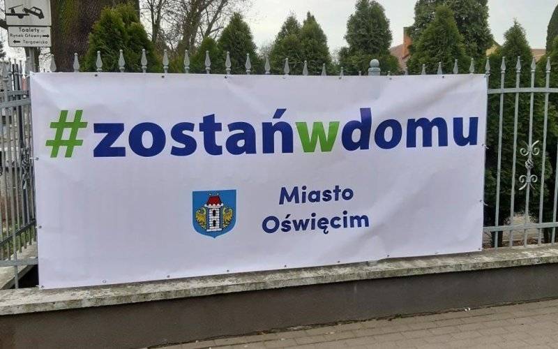 Banery z hasłem #zostańwdomu na ulicach stolicy powiatu