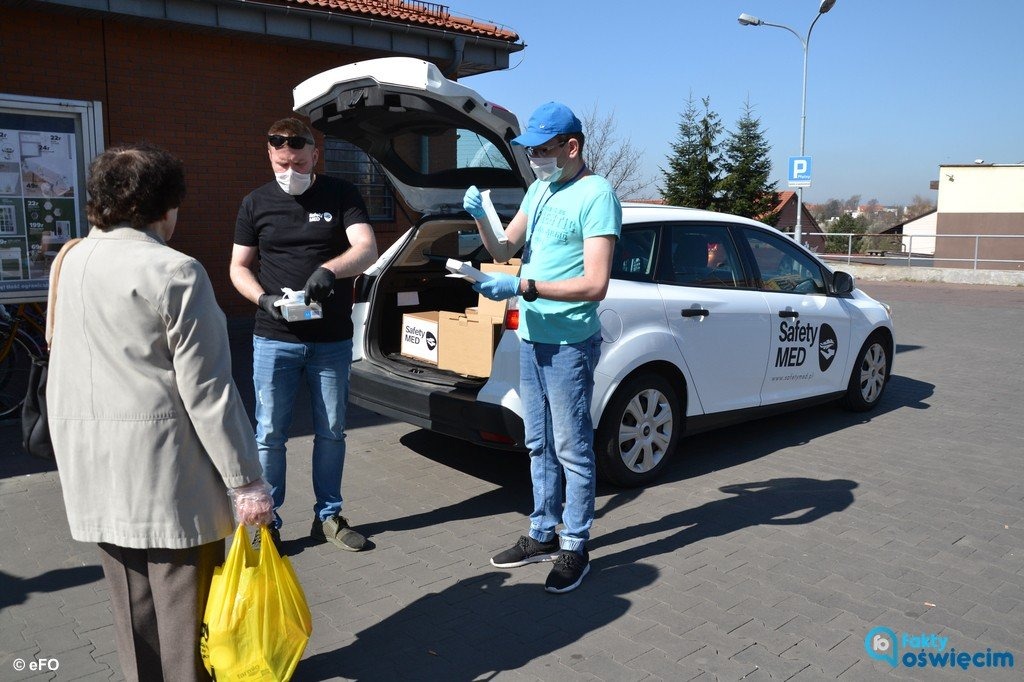 eFO i Safety MED rozdawały środki ochrony w Oświęcimiu – FILM, FOTO