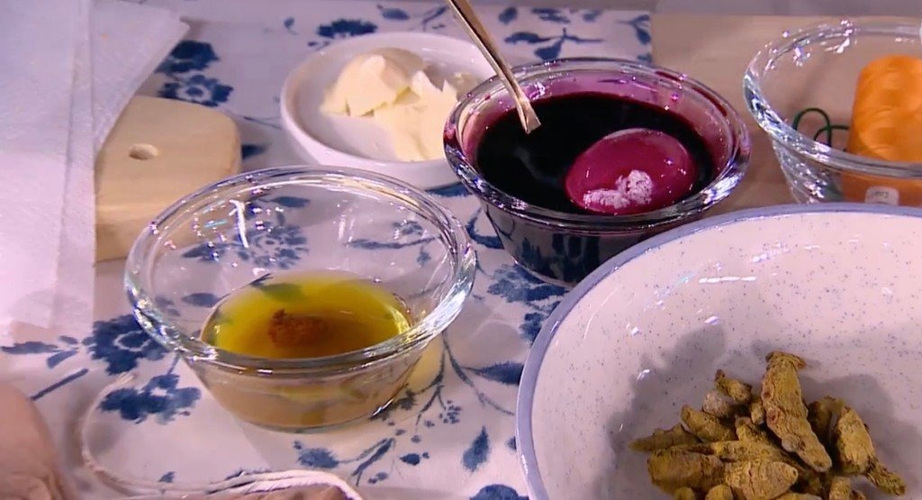 Jak pofarbować jajka naturalnymi sposobami? – FILM