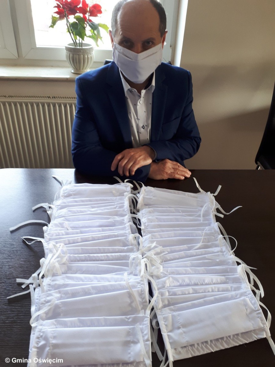 Kilkuset seniorów otrzyma maseczki – FOTO