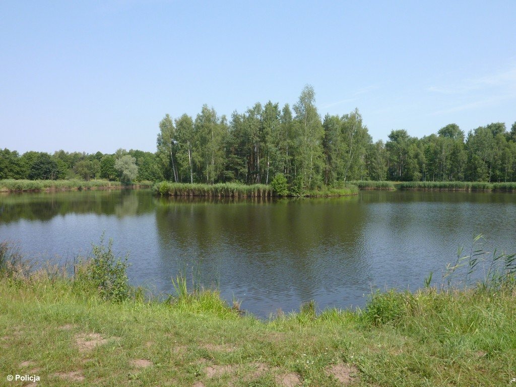 Wpadł do stawu po pijanemu, ale z maseczką na twarzy