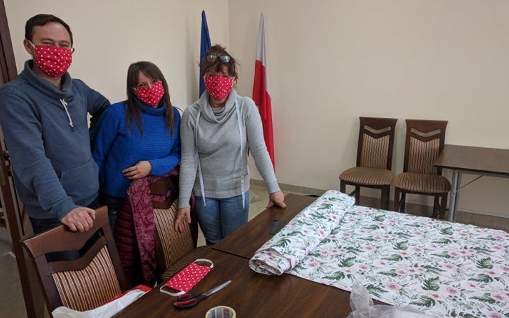 Maseczki dla mieszkańców Doliny Karpia – FILM, FOTO