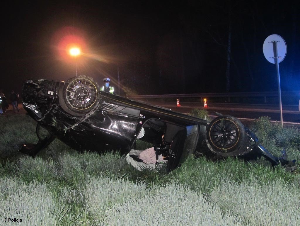 Dachował mercedes z pięcioma osobami – FOTO