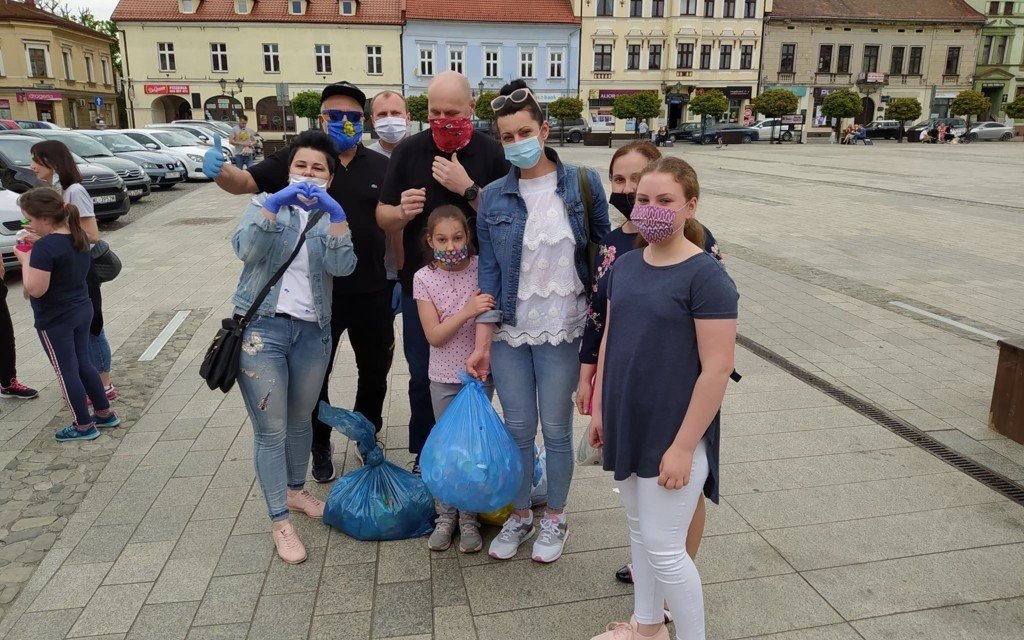 800 litrów nakrętek dla Nikolki – FOTO