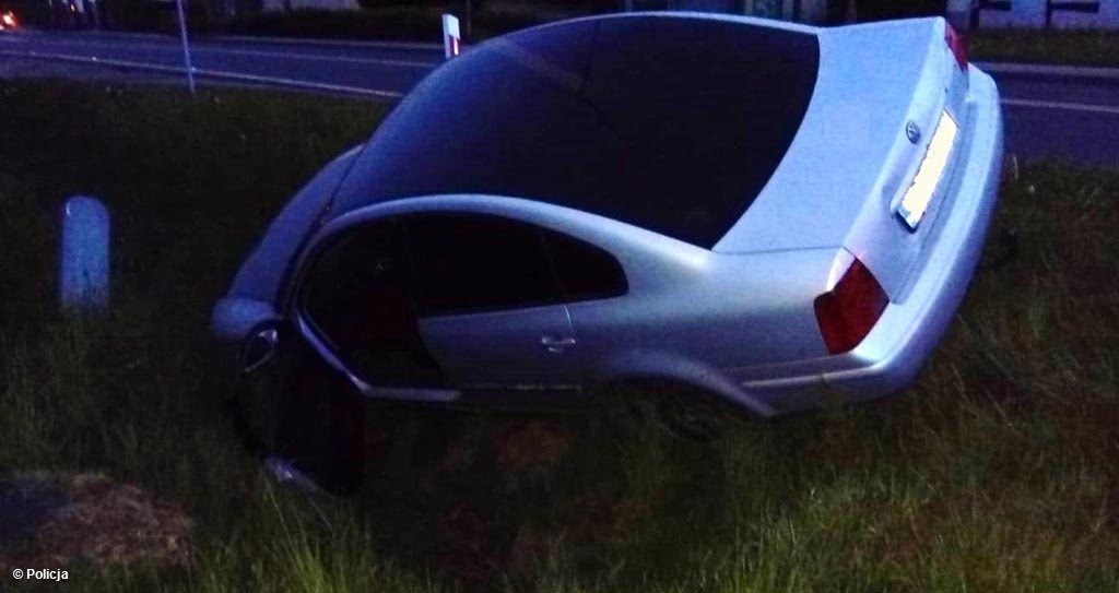 Pijany kierowca w rowie, motocykliści na jezdni – FOTO