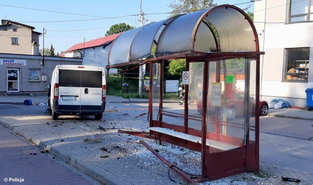 Wjechała w przystanek – FOTO