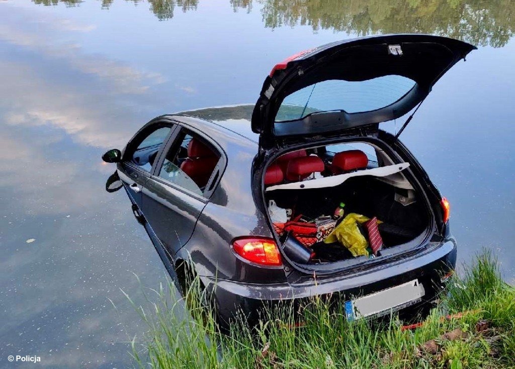 Stoczył się do stawu – FOTO
