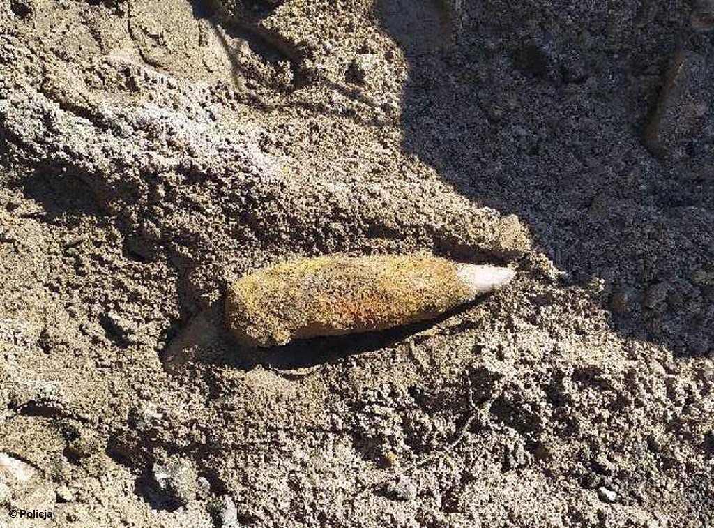 Pocisk artyleryjski na trasie kolejowej – FOTO