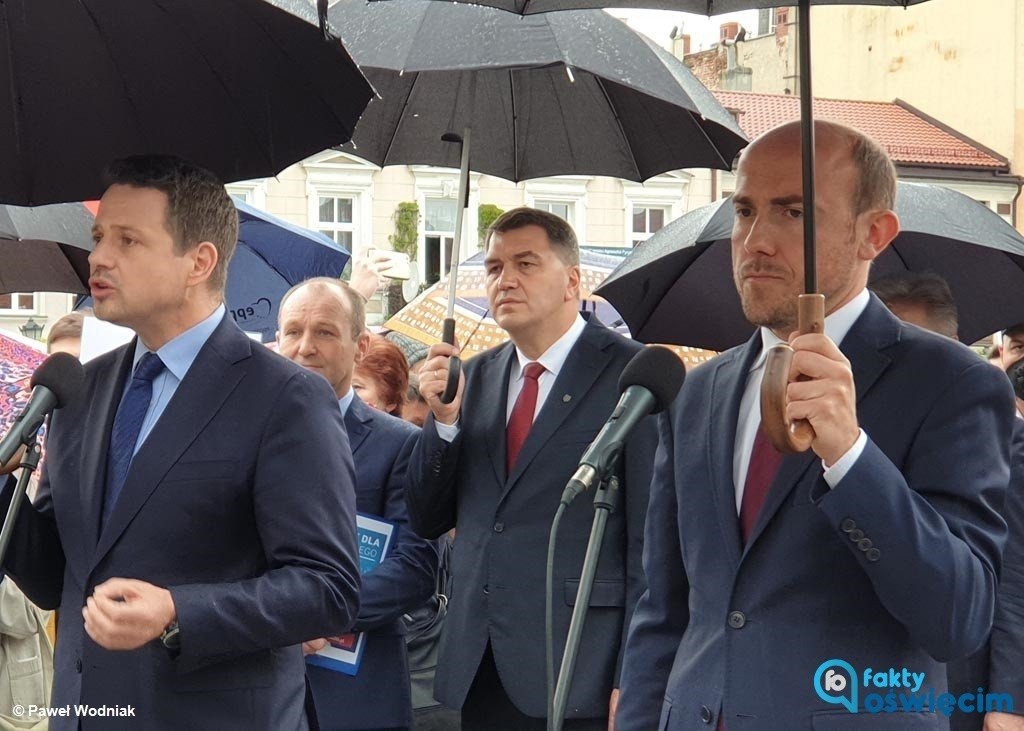 Rafał Trzaskowski odprowadził Sebastiana Kościelnika do sądu – FILMY