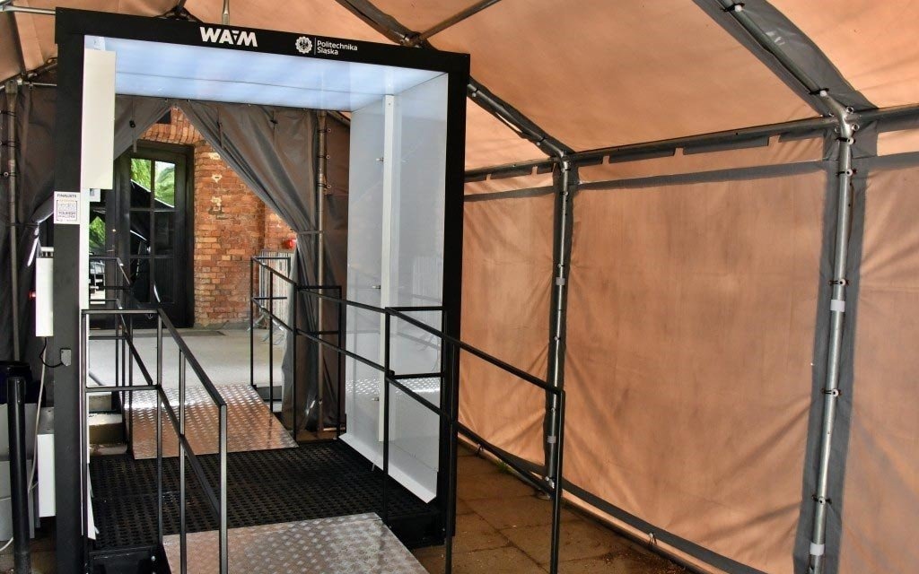 Bramka dezynfekcyjna w Muzeum Auschwitz
