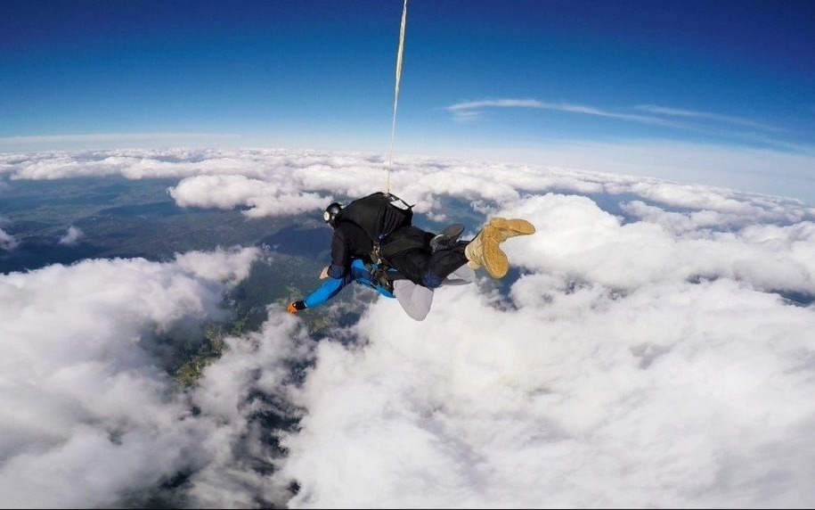 Skoczyli z wysokości 4000 metrów dla chorego dziecka – FILM
