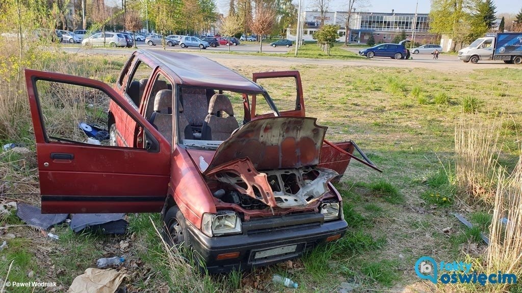 Wrak daewoo straszy od kilku miesięcy – FOTO