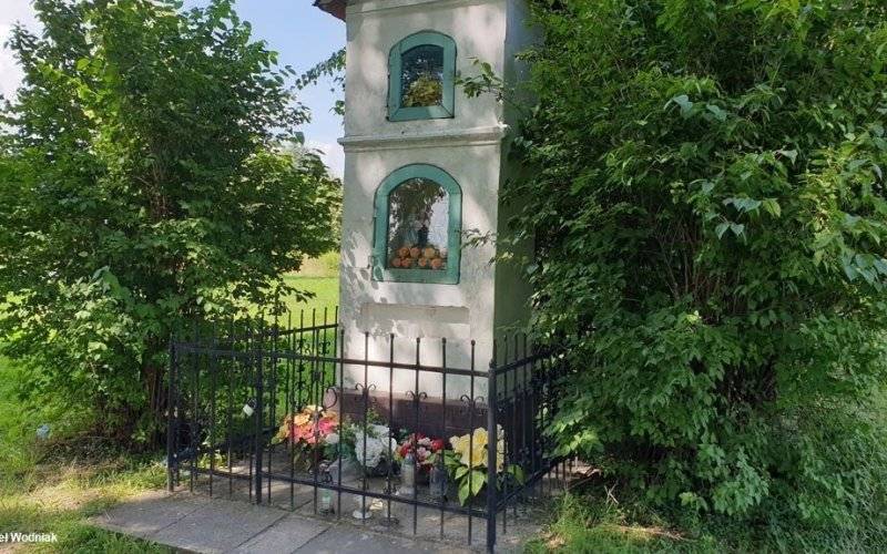 Andżej Duda na kapliczce na dodatek z błędem – FOTO