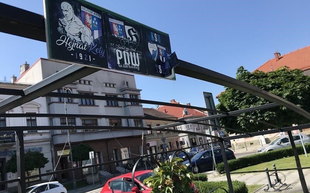 Klubowe naklejki na kęckim Rynku. Burmistrz: Nie odpuszczę – FOTO