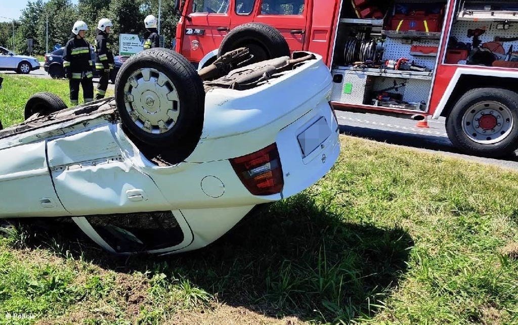 Rowerzysta ze złamaniem, samochód dachował – FOTO