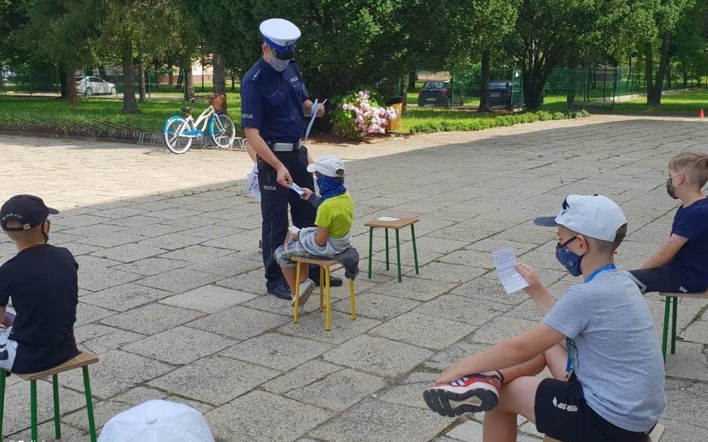 Policyjna wizyta na półkolonii, czyli Bezpieczne Wakacje 2020 – FOTO