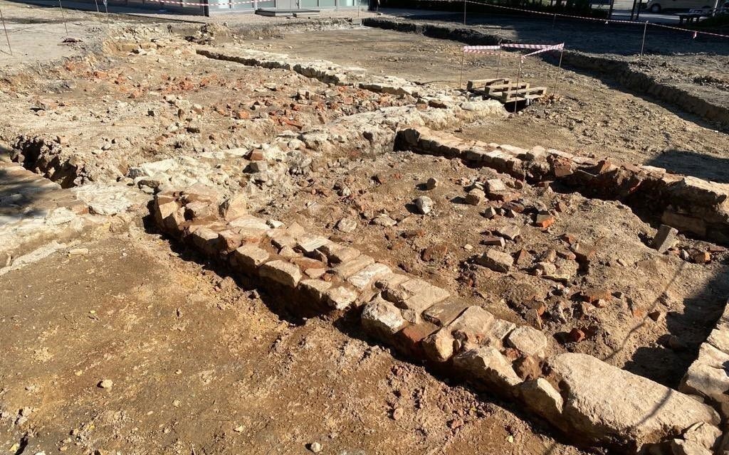 Odkryte fundamenty dworu Russockich zasypane – FOTO